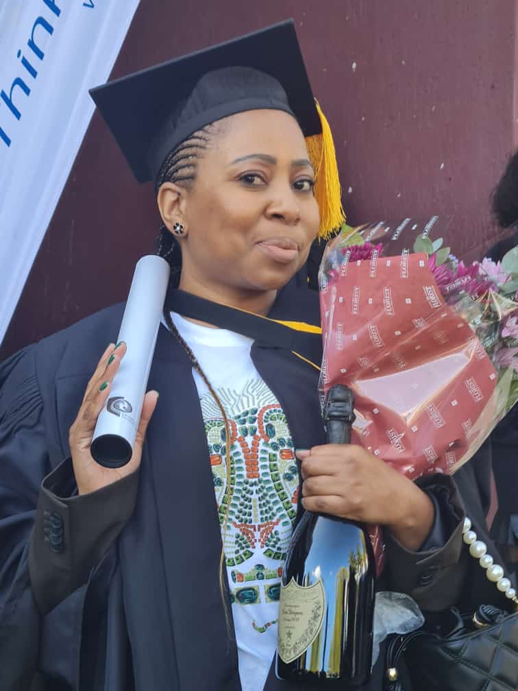 Mis_Ref's tweet image. 🎓 🍾🥂