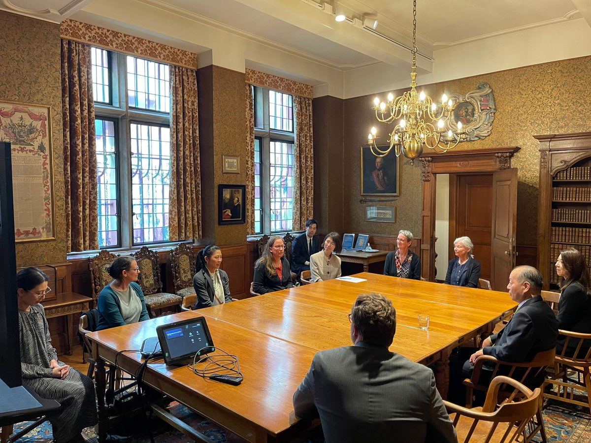 Honored by the visit of <a href="/takagikei310/">高木けい 【衆議院議員】東京12区・北区 板橋区 #東京12区</a>, Parliamentary Vice-Minister <a href="/MofaJapan_en/">MOFA of Japan</a>. We had a pleasant &amp; meaningful discussion on Japanese-language education @artskuleuven &amp; the book collection donated by the Japanese government in the 1920s. 今後ともどうぞ宜しくお願いいたします。