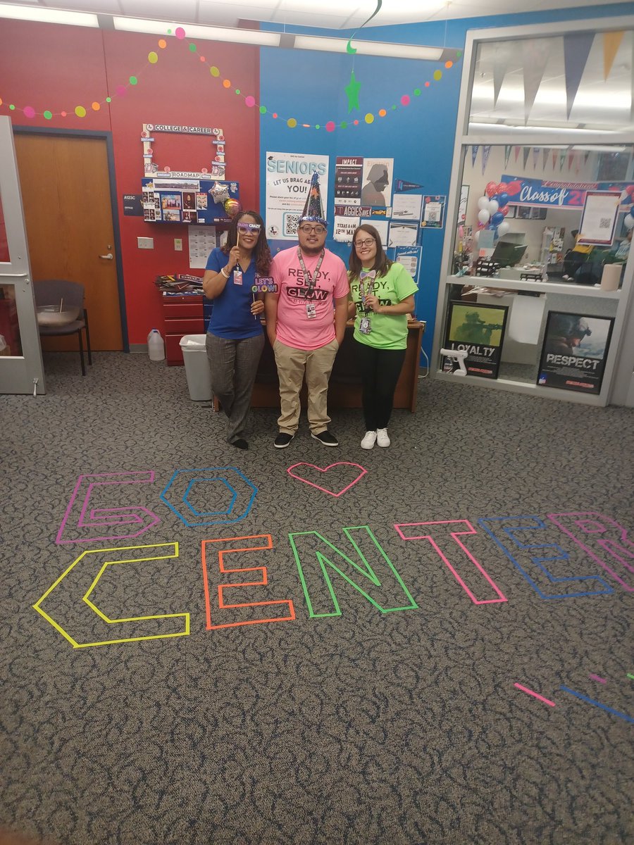 TiffMWilkerson's tweet photo. I'm priveleged to serve as the liaison for our @gocenterdville College Advisors. Each year they become near and dear to my heart. To watch them learn, grow, and go forth into their careers is so rewarding! Today, we celebrated Mr. G as he prepares for his NEXT! Congrats Mr.G!!! https://t.co/vWvg6Z5Grx