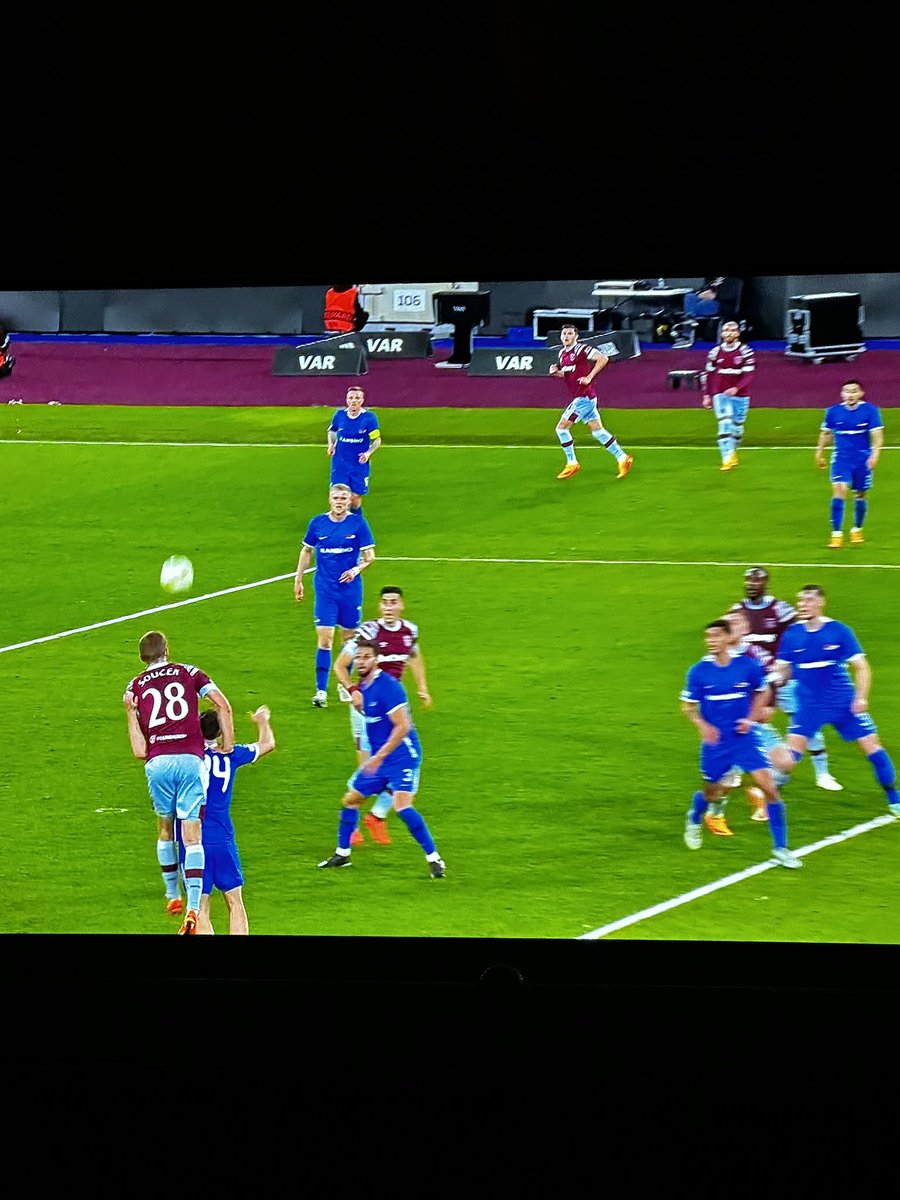 bmanders89's tweet image. Penalty had niet gegeven moeten worden, eerst overtreding op de Wit door Soucek die wel heel opzichtig gaat hangen maar dat ziet de VAR niet. Geen AZ supporter, just facts #WHUAZ #ECL