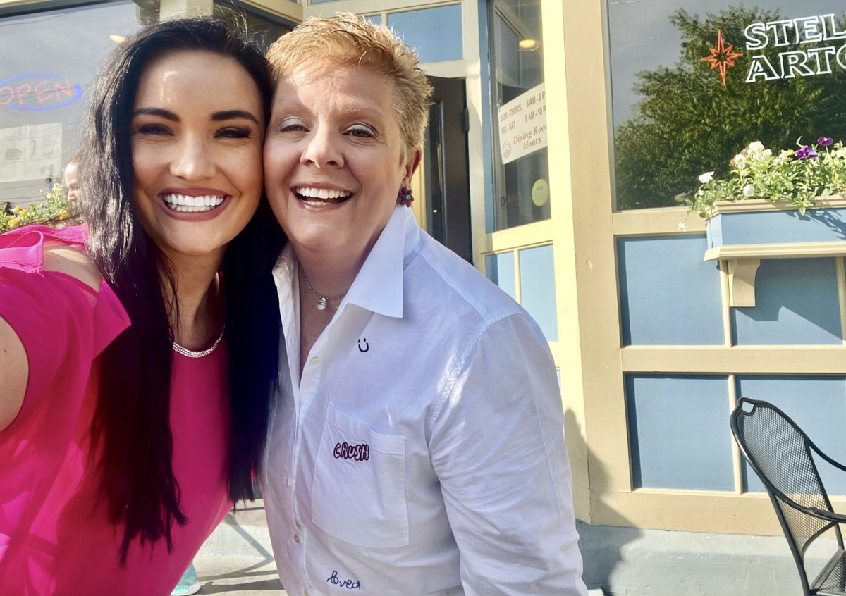 paytontvnews's tweet photo. 💙💛💙While out on a story with FOX19 I ran into my old @LetsGoBigMoe cheer coach Debi Cass! It's so cool working in the city you grew up in! #GoMoe 💙💛💙 https://t.co/x2rumogqWW