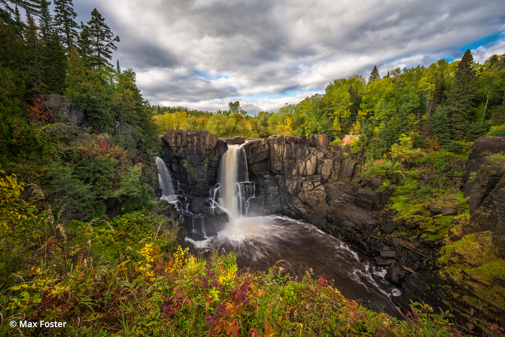 Nature lovers, have you explored the North Shore of Lake Superior yet? And don't miss the High Falls of the Pigeon River, the tallest waterfall in Minnesota at 120 feet, located right on the border with Ontario, Canada. ow.ly/nQJQ50OimPe