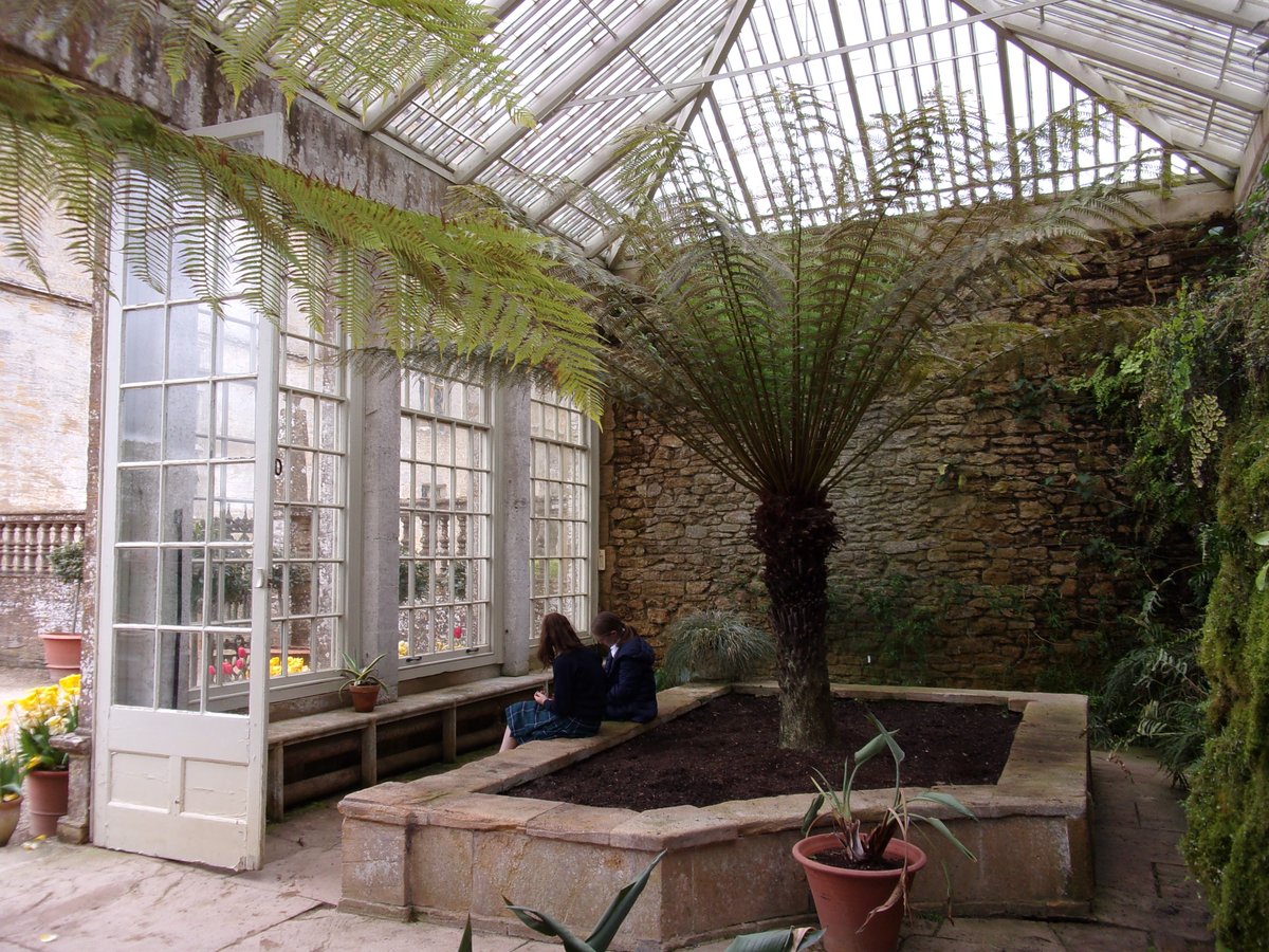 KingsCollPrep's tweet photo. Our Year 7 pupils recently spent a cross-curricular day at Montacute House, exploring the house and grounds as #historians, #poets and #artists. #SpaceForCreativity #Writing #poetrycommunity #poems #writerscommunity #words #Art #Photography https://t.co/z2QqwxSgUz
