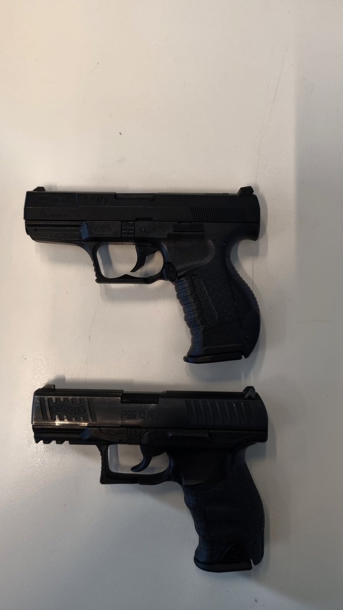 Het onderste wapen is mijn dienstvuurwapen en dus echt. Als je hiermee rondloopt, loop je het risico dat de politie je met getrokken vuurwapens aanhoudt! (2/2)