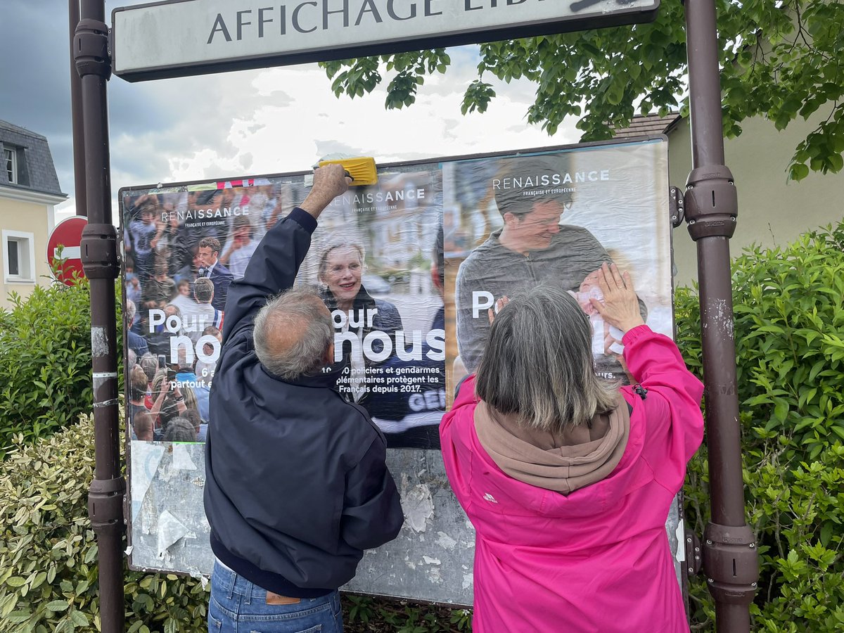 #SurLeTerrain à #Fontainebleau pour une opération de collage des 6 ans d’action du Président de la République @EmmanuelMacron , de son gouvernement et de la majorité présidentielle ! 

Un bilan avec de nombreuses mesures concrètes #PourNous tous.