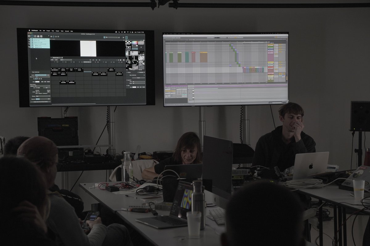 StereoluxLab's tweet image. II #WORKSHOP 💡 II 
Aujourd&apos;hui et jusqu&apos;à demain, les participant·es au workshop matière lumière explorent les phénomènes lumineux 💡 grâce au #LEDMapping avec le collectif Cela !