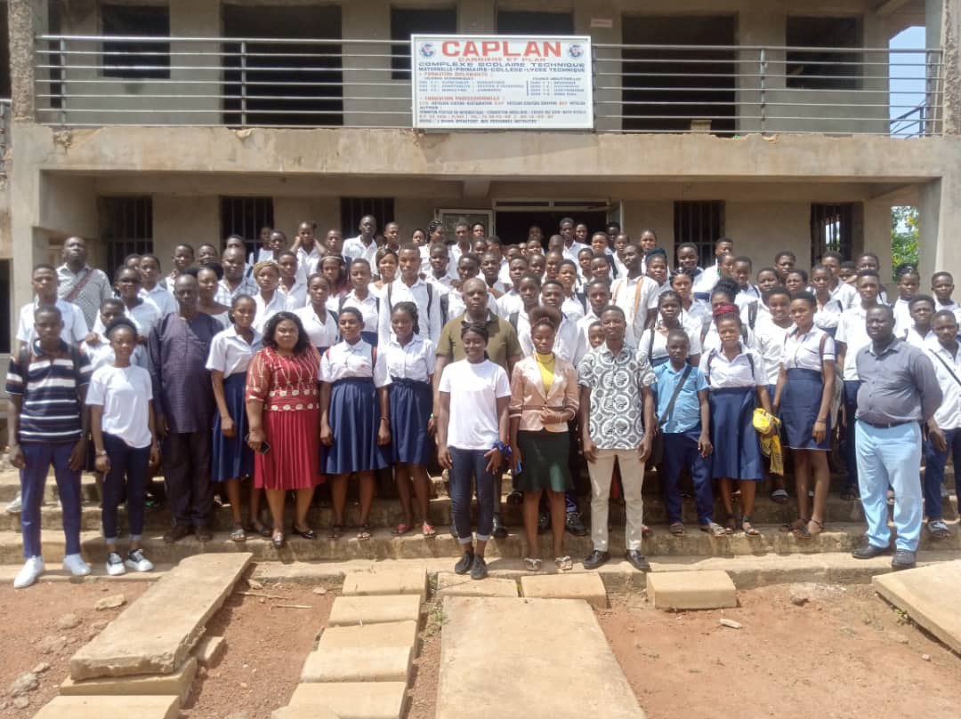 communeave1's tweet photo. Stage à la Mairie : Rencontre du maire de la Commune AVE 1 avec les élèves du Lycée Technique Carrière et Plan (#CAPLAN).

En prélude au stage à eux accordé par la Mairie, les élèves du Lycée Technique CAPLAN ont reçu hier matin, la visite de Monsieur @KAAziabu, maire https://t.co/RwW7wUUGMW