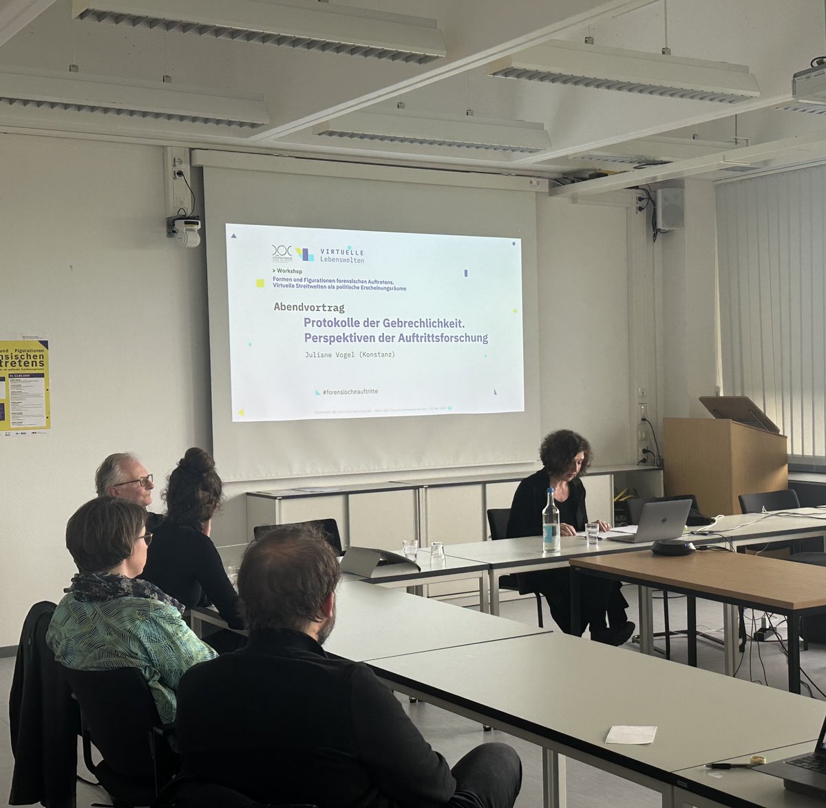 Juliane Vogel spricht über Auftrittsprotokolle, Sichtbarkeit und den triumphalen Kern des Auftritts: Wer kann einen öffentlichen Erscheinungsraum betreten? Wer schaut hin, wer hört zu, wer lässt sich beeindrucken und überzeugen? #forensischeauftritte