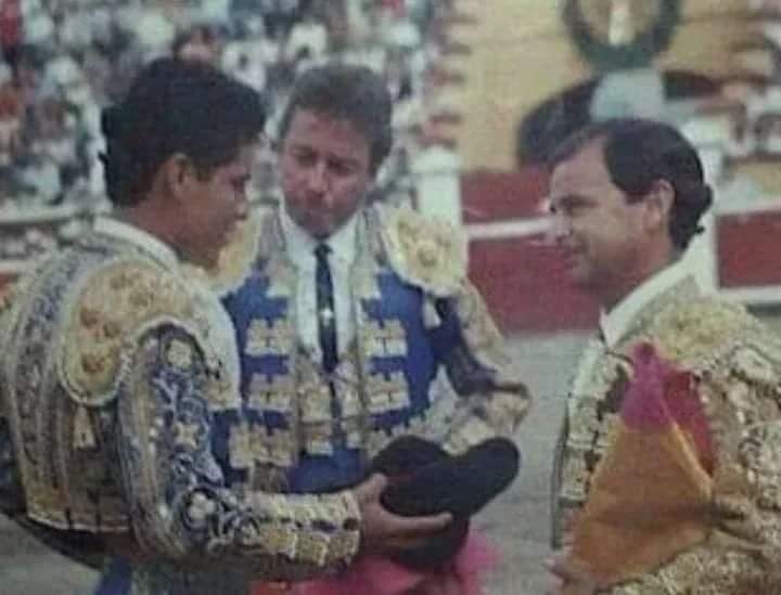 vmpenilla's tweet photo. #Undíacomohoy pero de 1996, en la plaza de toros el "Relicario" de Puebla.
Tomá la #Alternativa el Matador más espectacular de México.
Uriel Moreno el #Zapata.
Padrino: Eloy #Cavazos
Testigo: Miguel Espinosa (+) "#ArmillitaChico"
Toro: "Heraldino" de Reyes Huerta. https://t.co/kQknSyGooM