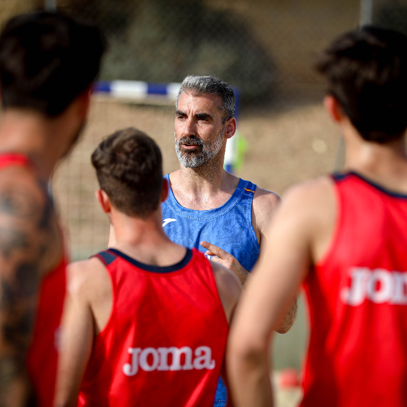 RFEBalonmano's tweet photo. 💥 ¡ELLOS SERÁN LOS #HispanosArena🇪🇸 que participarán en el Campeonato de Europa @EHFEURO 2023🇵🇹! 🏖️

📆 24-28 Mayo
📌 @municipionazare 

📝👇 Descubre a los jugadores convocados por 
@_chispi_
