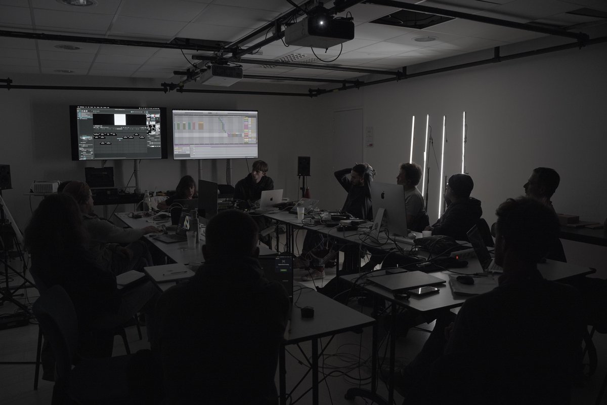 StereoluxLab's tweet image. II #WORKSHOP 💡 II 
Aujourd&apos;hui et jusqu&apos;à demain, les participant·es au workshop matière lumière explorent les phénomènes lumineux 💡 grâce au #LEDMapping avec le collectif Cela !