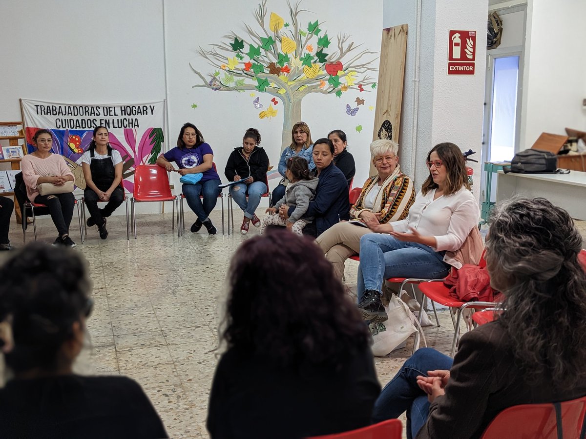 zaragozaencomun's tweet photo. Esta tarde @ElenaTomasBona y @PilarVaqueroV han visitado el Espacio Geraldine para escuchar a las trabajadoras del hogar y los cuidados, un ejemplo emocionante de lucha y conquista de derechos, ¡bravas! https://t.co/BO7KEiW7Ox