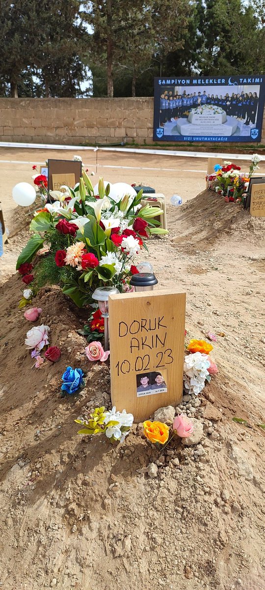 sezgintascisezo's tweet photo. Evlatcıklarımm canlarım sizi okul yollarından ,antreman,maç cikislarindan mutlu mutlu alırken ,şimdi bizi mezarlık yollarına mahkum ettiler.bunlara nasıl dayanılır ki?nasıl özledim hem de nasıl😥#Dorukpaşam
#Alppaşam
#isiasortakdavamız https://t.co/cSB4T2ehyv
