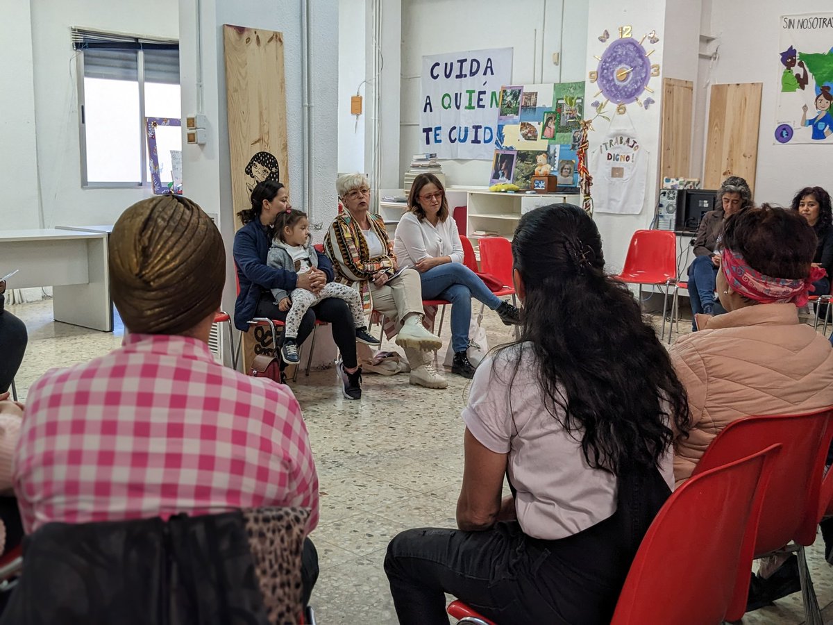 Esta tarde <a href="/ElenaTomasBona/">Elena Tomás Bona</a> y <a href="/PilarVaqueroV/">Pilar ABALORIOS</a> han visitado el Espacio Geraldine para escuchar a las trabajadoras del hogar y los cuidados, un ejemplo emocionante de lucha y conquista de derechos, ¡bravas!