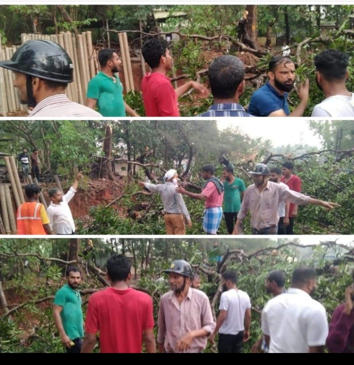 afsarkodlipet's tweet photo. ಚುನಾವಣೆ ಮುಗಿಯಿತು ,ರಾಜಕೀಯ ಪಕ್ಷಗಳು ಸೋಲು ಗೆಲುವಿನ ಲೆಕ್ಕಾಚಾರದಲ್ಲಿದ್ದಾರೆ  ಬೆಂಬಲಿಗರು ತಮ್ಮ ತಮ್ಮ ಅಭ್ಯರ್ಥಿ ಗೆದ್ದರೆ ಪಟಾಕಿ ಸಿಡಿಸುವ ಲೆಕ್ಕಾಚಾರದಲ್ಲಿದ್ದಾರೆ. ಇವೆಲ್ಲದರ ನಡುವೆ @sdpikarnataka ಕಾರ್ಯಕರ್ತರು ಮಾತ್ರ ತಮ್ಮ‌ ಎಂದಿನ ಸಮಾಜ ಸೇವೆಗಿಳಿದಿದ್ದಾರೆ,ಬೆಳ್ತಂಗಡಿಯಲ್ಲಿ ಬಿರುಗಾಳಿಗೆ ಹೆದ್ದಾರಿಗೆ ಬಿದ್ದ ಮರಗಳನ್ನು
1/2 https://t.co/q2LnHr0LGB