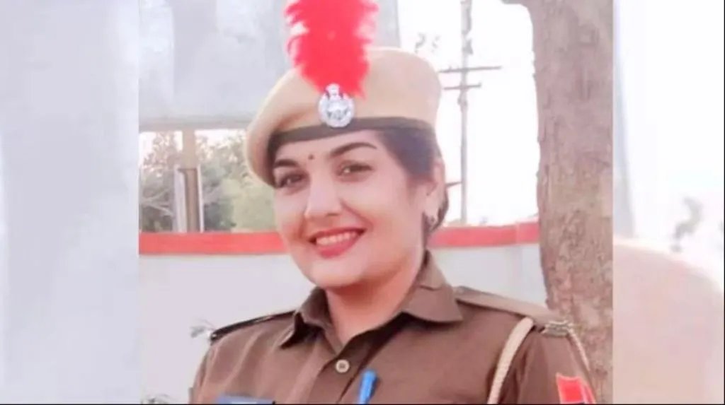 NCMIndiaa's tweet photo. #CrimeByWomen #SupremeCourtofIndia 
 Meet Head constable Raj Kumari Meena posted at PS Makrana, Nagaur, Rajasthan who gt suspended for having connection with a Honey Trap Gang. It was alleged that in collusion with few call girls and anti social elements she was part of a gang to extort rich people by threatening them to frame in fake cases of rape.