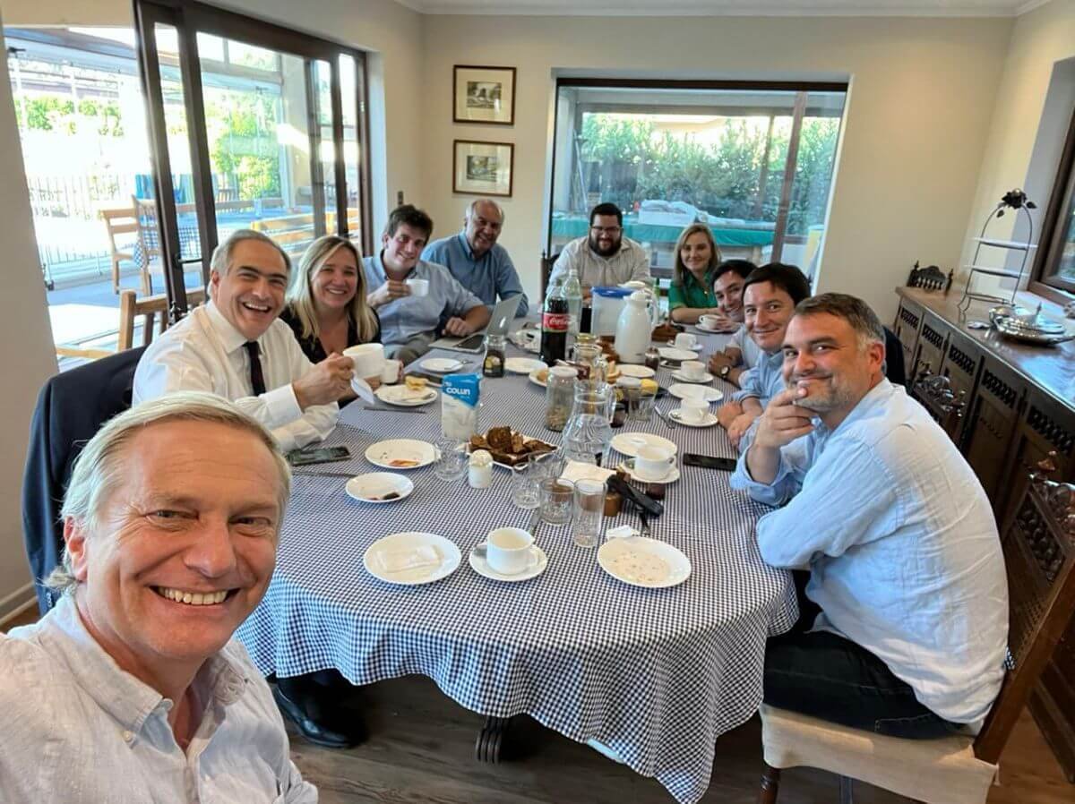 RobertoFinat's tweet photo. Caras vemos.
Corazones no conocemos.
Hemos salido harto crédulos.
¿SON UN SOLO BLOQUE?
¿O solo se juntaron una vez? https://t.co/xsQotbRthl