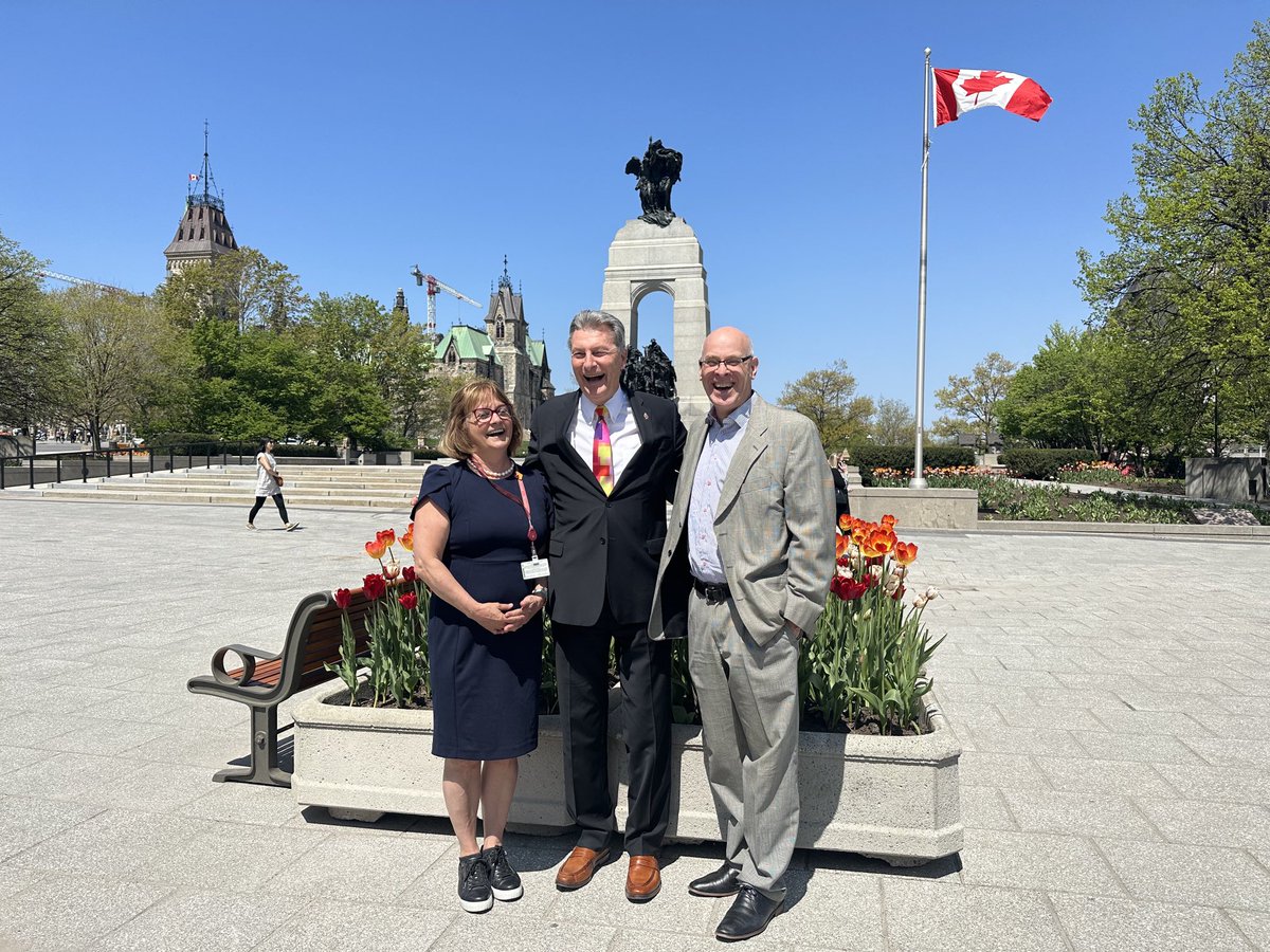 A chance meeting and op to congratulate ⁦⁦<a href="/mivillej/">Julie Miville-Dechêne</a>⁩ <a href="/JohnMcKayLib/">John McKay</a>⁩ on passage of anti-slavery Bill S-211, which ⁦<a href="/theminingstory/">theminingstory</a>⁩ supported. Now let’s get it implemented ⁦<a href="/SeamusORegan/">Seamus O'Regan Jr</a>⁩