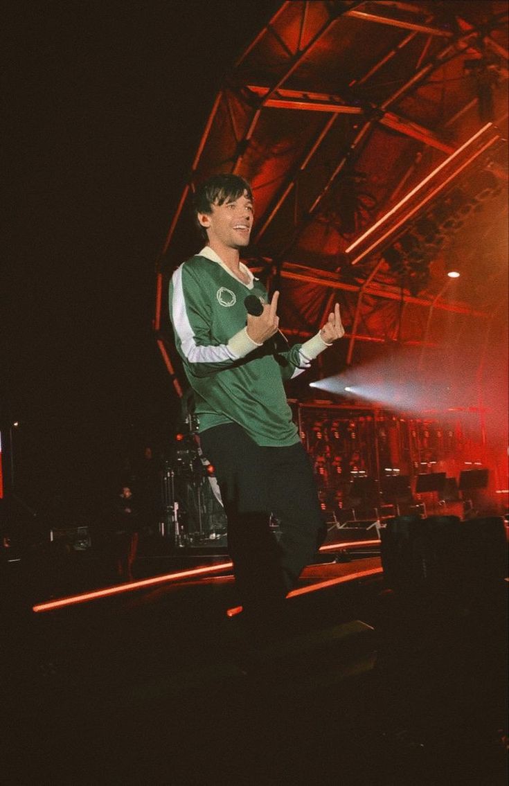 mujerdlouis91's tweet photo. mini au larry 

donde louis es el cantante del momento, con la fama en ascenso y el ego en lo alto, un dia se pelea con un fan por twitter
o
donde harry es conocido en el fandom de twitter por ser un fan enloquecido de louis tomlinson y un dia se pelea con su ídolo por twitter https://t.co/X8cm5zkjjv
