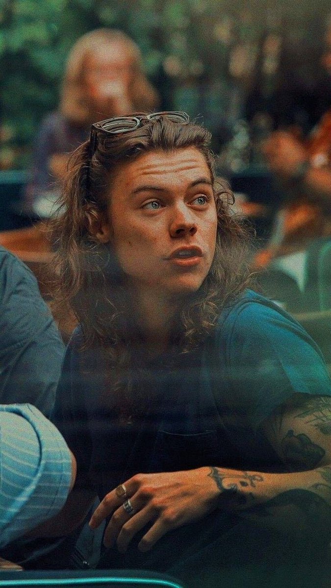 mujerdlouis91's tweet photo. mini au larry 

donde louis es el cantante del momento, con la fama en ascenso y el ego en lo alto, un dia se pelea con un fan por twitter
o
donde harry es conocido en el fandom de twitter por ser un fan enloquecido de louis tomlinson y un dia se pelea con su ídolo por twitter https://t.co/X8cm5zkjjv