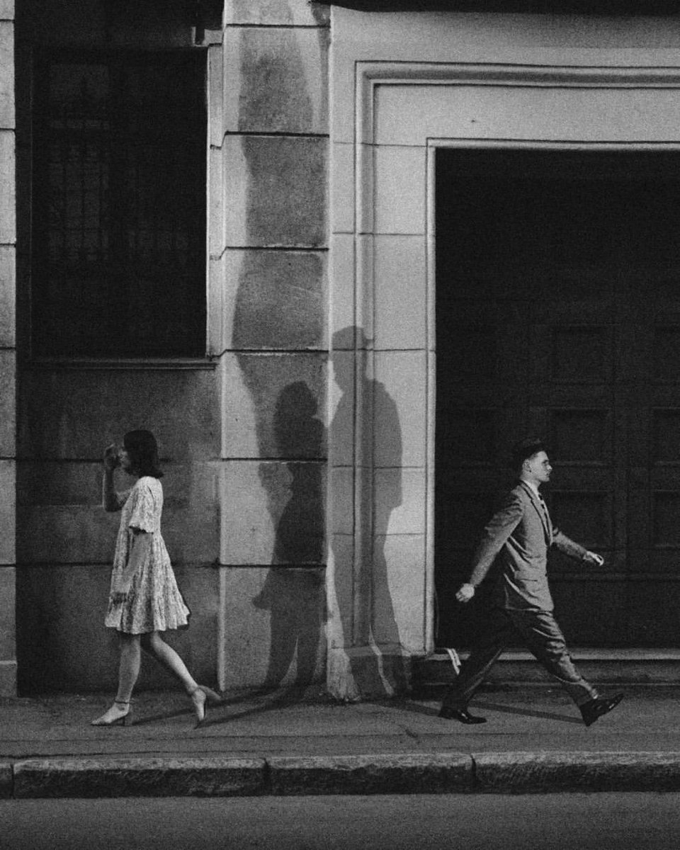 culturainquieta's tweet photo. «Andábamos sin buscarnos, pero sabiendo que andábamos para encontrarnos».

Cortázar | Rayuela

Imagen: ‘Almost Strangers’. Por el artista visual brasileño Bruno Cæsar. https://t.co/32qxuH8RQB