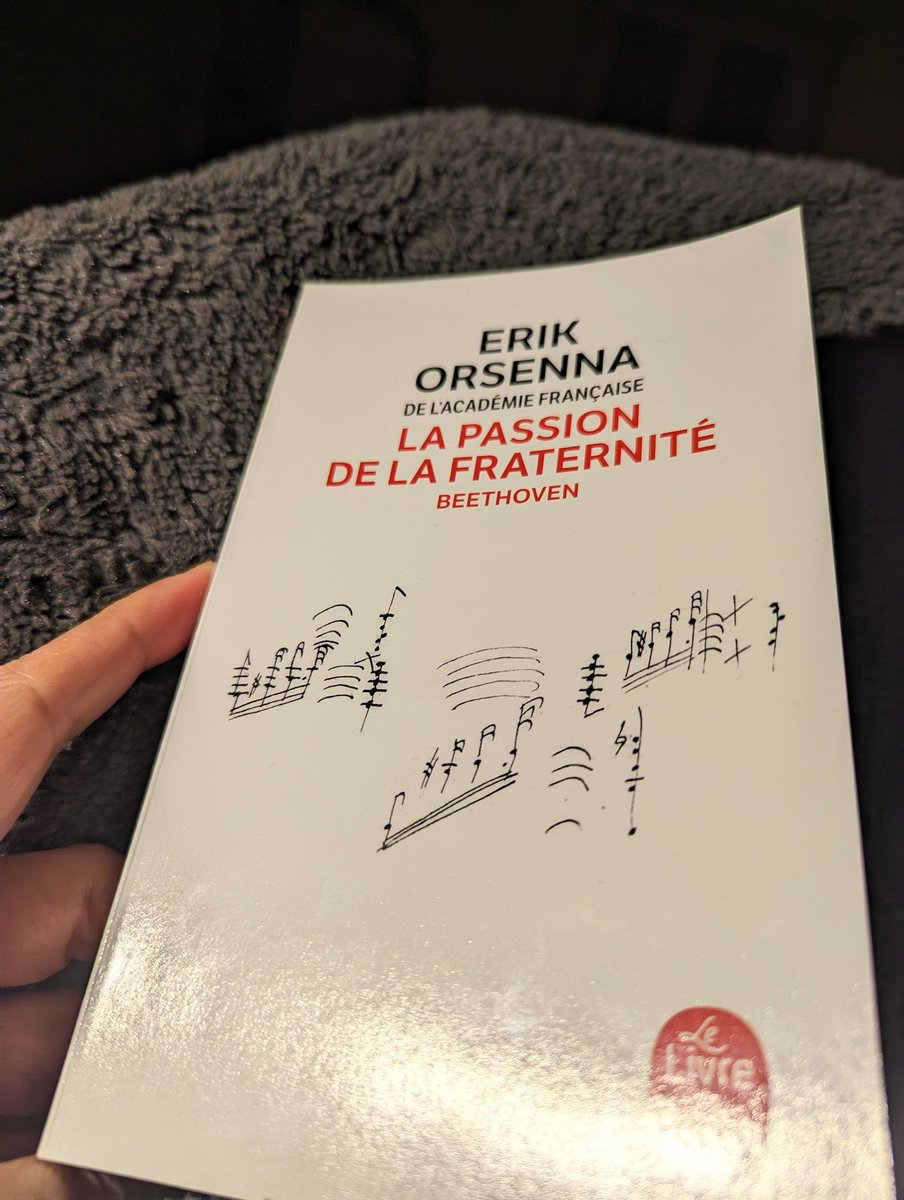sandrinegaucher's tweet image. 📖Plongée nocturne dans la "Passion de la Fraternité" #erikorsenna Comprendre et aimer davantage Beethoven 🎹 ♥️
#lecturedusoir