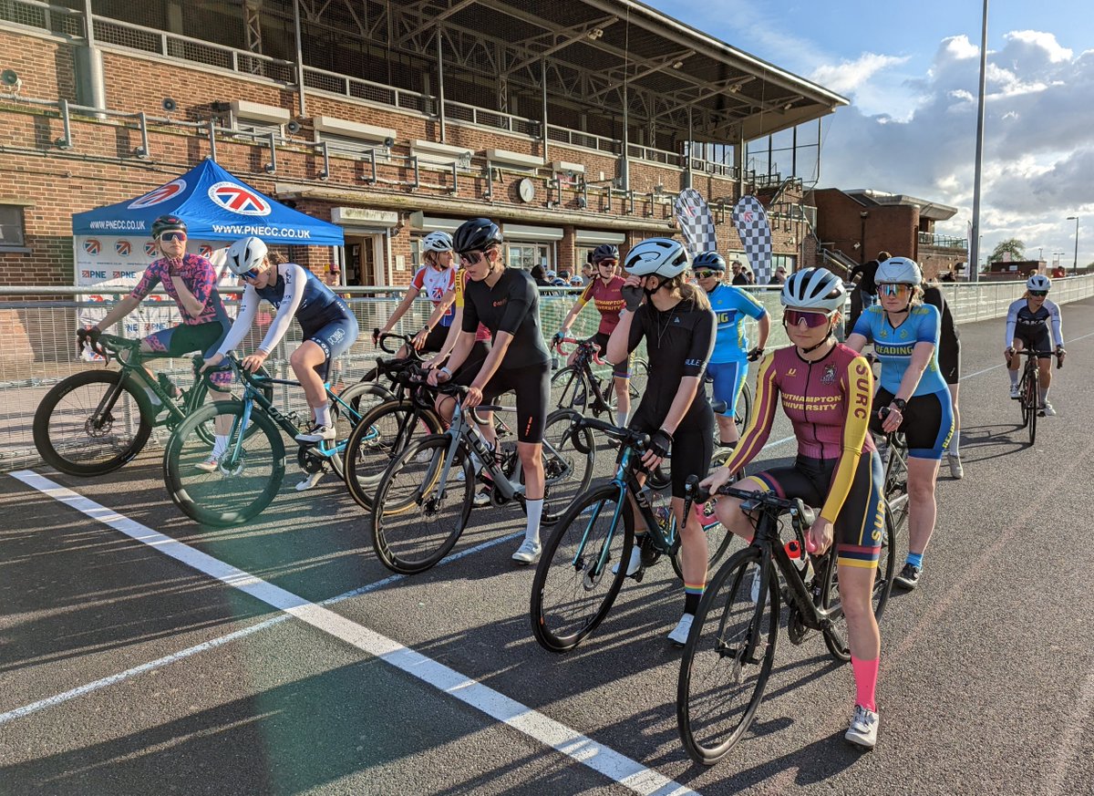 Crit Result: Portsmouth North End CC Mountbatten Summer Series #2 Georgie Little, Bobby Buenfeld and Matthew Houlberg winners at wk 2 @PortsmouthNECC Mountbatten Summer Series velouk.net/2023/05/11/cri… #Brother4Results | Presented by @Prendas #classicclothing 📸 Mark Williams