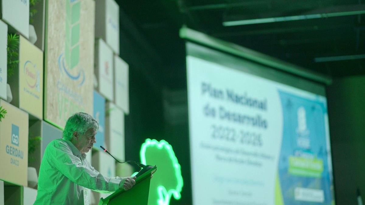 DNP_Colombia's tweet photo. "La vivienda es un eje fundamental y central en la concepción del Plan Nacional de Desarrollo": #JorgeGonzález director del #DNP en #CongresoCamacolVerde. https://t.co/iRaK25s0fV