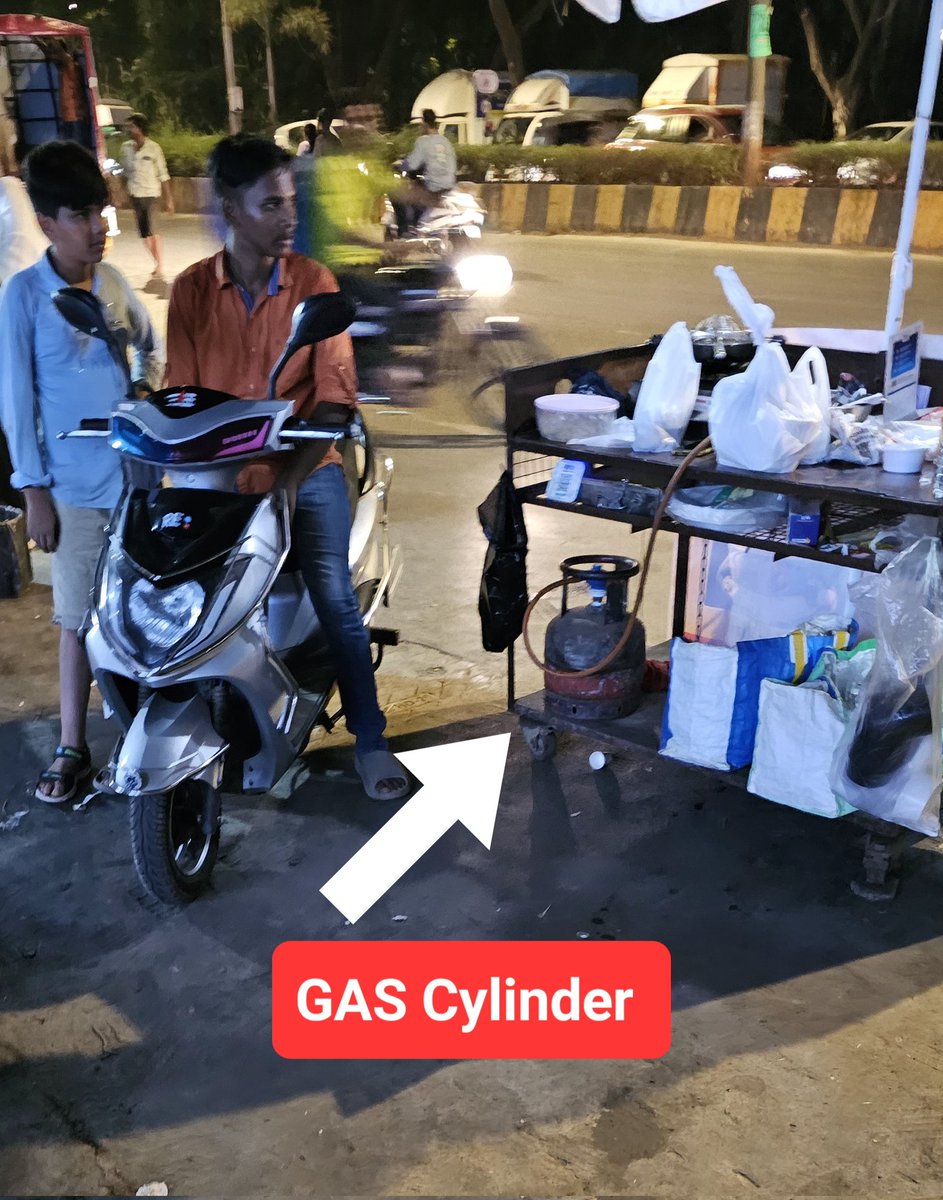 DevangVDave's tweet photo. Thakur Village and various locality are sitting on TICKING TIME BOMB of GAS CYLINDERS everywhere more than 100s of GAS Cylinders are used openly on ROADS OF THE LOCALITY

@MumbaiPolice @mybmc @MTPHereToHelp @mybmcWardRS

A combined effort of all agencies required of 100% Encroachment free #GASCylinderFreeMumbai
