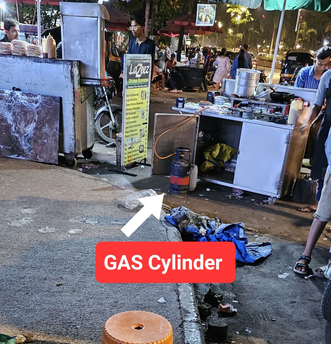 DevangVDave's tweet photo. Thakur Village and various locality are sitting on TICKING TIME BOMB of GAS CYLINDERS everywhere more than 100s of GAS Cylinders are used openly on ROADS OF THE LOCALITY

@MumbaiPolice @mybmc @MTPHereToHelp @mybmcWardRS

A combined effort of all agencies required of 100% Encroachment free #GASCylinderFreeMumbai