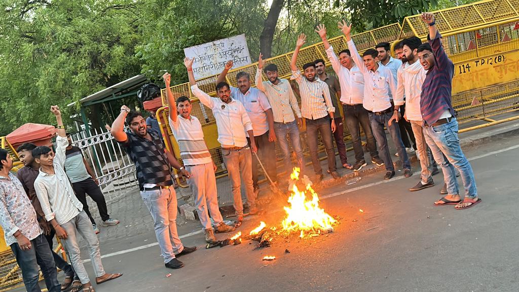 PremBhari2's tweet photo. किसानो के मसीहा परसराम जी मदेरणा साहब पर की गई टिप्पणी के परिणाम स्वरूप आज जोधपुर कलेक्ट्रेट के सामने इसको सद्बुद्धि प्रदान करने के लिए प्रतीकात्मक रूप से शांति धारीवाल का पुतला फूंका और विरोध प्रदर्शन किया। @DivyaMaderna  @Sukhjinder_INC @GovindDotasra
@shantidhariwal https://t.co/BijQPuiHQX