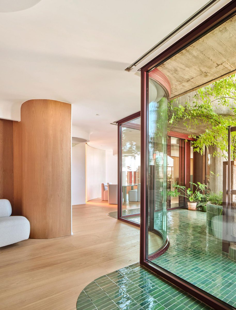 arquitect_viva's tweet photo. Remodelación de una vivienda en Torres Blancas, Madrid
Studio.Noju
La reforma integral de una vivienda dúplex de 400 m² en Torres Blancas toma como referente los escritos y planos originales de Oíza, una tarea de recuperación casi arqueológica...
https://t.co/wcgHLCm23K https://t.co/p93AU9rdfT