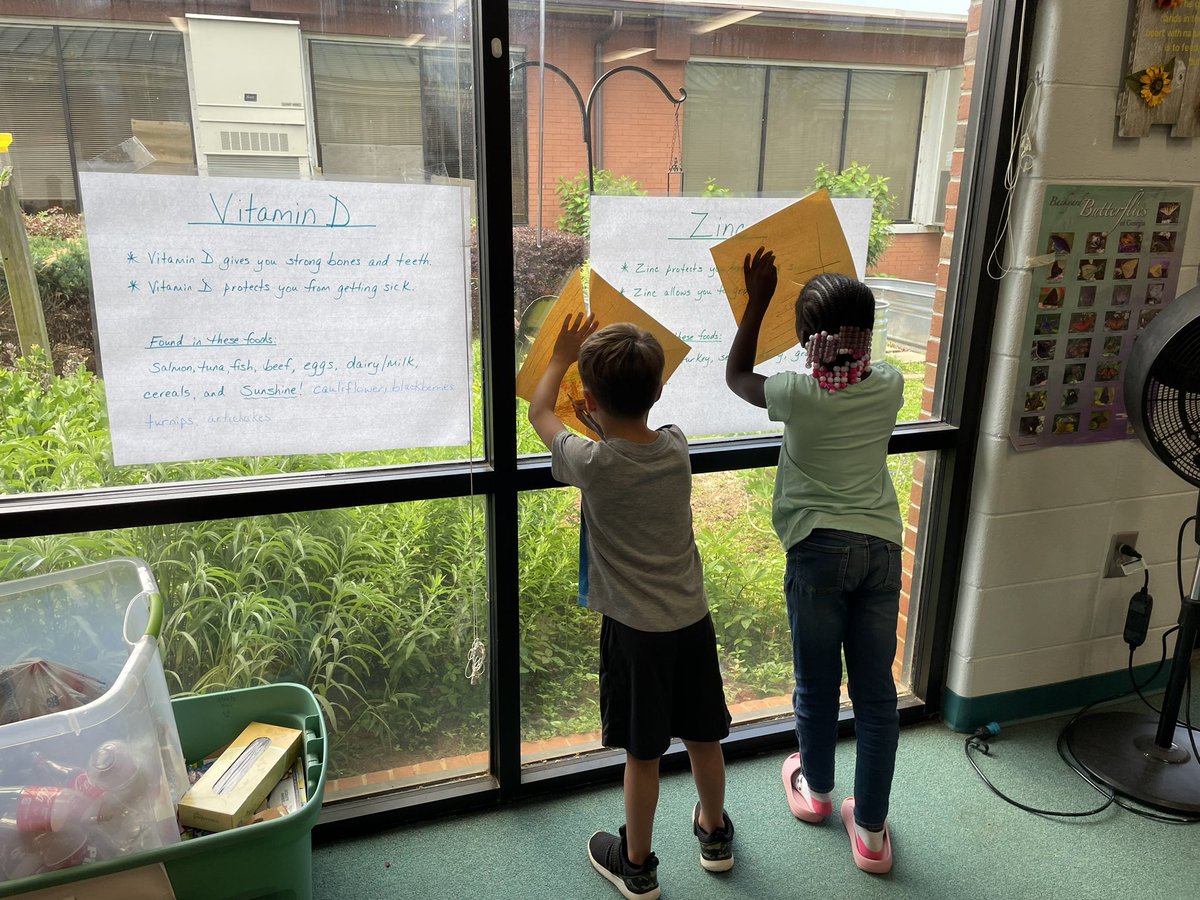 LovePrimarySTEM's tweet photo. 1st graders researching facts about healthy foods!  #GAf2sinnovation #GeorgiaShape #FuelingGA @FarmtoSchool @GaDOEScience @GeorgiaOrganics @GeorgiaGrown https://t.co/YemOqwaE2i
