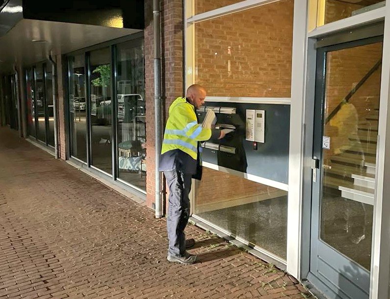 r_ijsselstijn's tweet photo. Veel collega's zijn in @zuidplas vannacht druk geweest met effecten grote brand #Bleiswijk. Een operationeel team is door @VRHM @BRW_HM ingericht bij brandweer #Zevenhuizen en op gemeentehuis een crisisteam. Loco bgm @dadehaas liet zich ter plaatse informeren #crisis #teamwork https://t.co/kRLtfQQceN