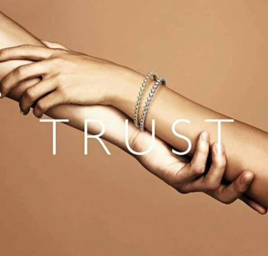 हाथ पर हाथ रखा उसने
तो मालूम हुआ...

अनकही बात को
किस तरहा सुना जाता है..!!