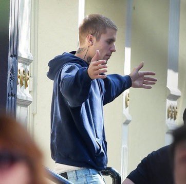 sighrems's tweet photo. todo lo q necesito en la vida es un abrazo de justin bieber https://t.co/8WVeZcb5e3