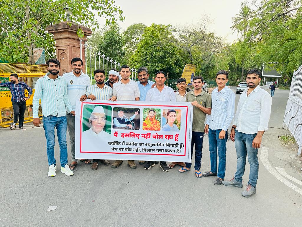 PremBhari2's tweet photo. किसानो के मसीहा परसराम जी मदेरणा साहब पर की गई टिप्पणी के परिणाम स्वरूप आज जोधपुर कलेक्ट्रेट के सामने इसको सद्बुद्धि प्रदान करने के लिए प्रतीकात्मक रूप से शांति धारीवाल का पुतला फूंका और विरोध प्रदर्शन किया। @DivyaMaderna  @Sukhjinder_INC @GovindDotasra
@shantidhariwal https://t.co/BijQPuiHQX