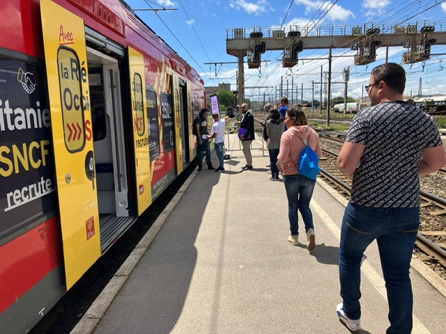 GuillaumeIgnace's tweet photo. 🚆Aujourd’hui, le #Train de l'#emploi était en gare de #Narbonne
320 candidats sont venus découvrir nos métiers et échanger avec les équipes sur les 350 postes #SNCF en @Occitanie🦺
📢Prochaine étape ➡️le 23 mai en #gare de #Montauban #SNCFRecrute https://t.co/weN0eXHfgQ