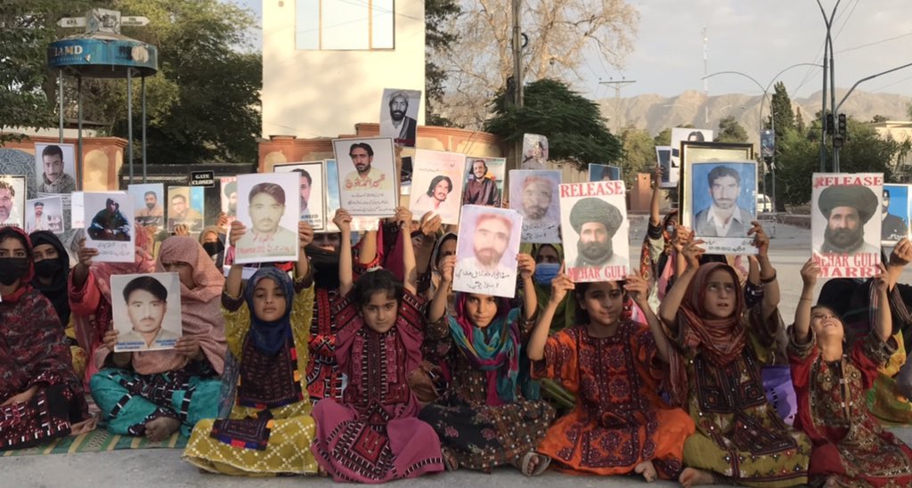 ہم بلوچ ہیں اس لیے ہمارے لیے نہ عدالت لگتی ہے نہ سوموٹو لیا جاتا ہے ہمیں بتایا جائے ہم کون ہیں اس ریاست سے رشتہ کیا ہے ؟ میرے بابا عبدالحمید زہری جو گزشتہ 2 سالوں سے جبری گمشدگی کا شکار ہے ہزاروں لاپتہ بلوچوں کے لواحقین کو بتایا بھی نہیں جاتا کہ انکے پیارے کہاں ہیں کس حال میں ہیں