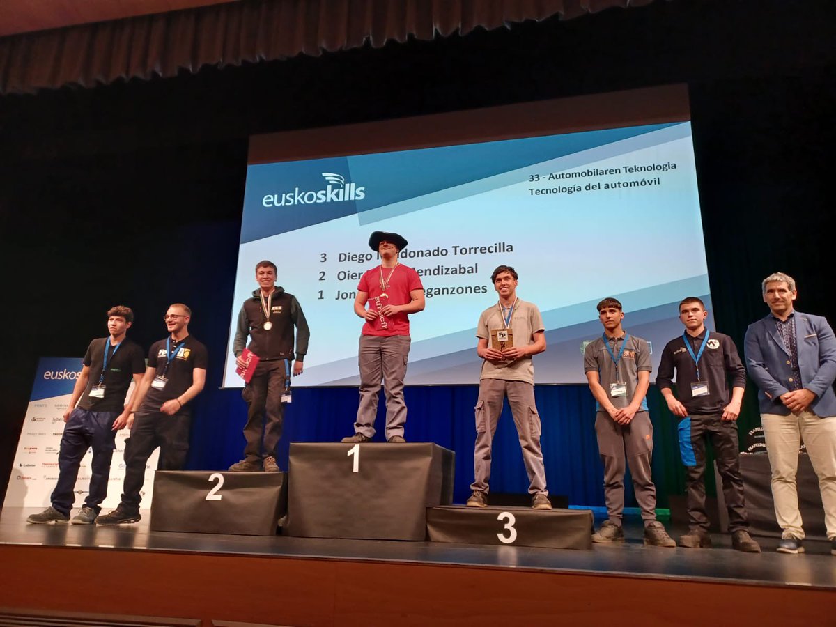 EGIBIDE's tweet photo. Berri onak! En la entrega de premios de #EuskoSkills2023, medallas de bronce para Diego Maldonado, en la categoría de Tecnología del Automóvil, y Jullie Rodrígues, en la categoría de Cocina. Zorionak bikote!!! Lan bikaina! #FP #Abantean #MadeinKristauEskola https://t.co/wyBdtQ0Dv1