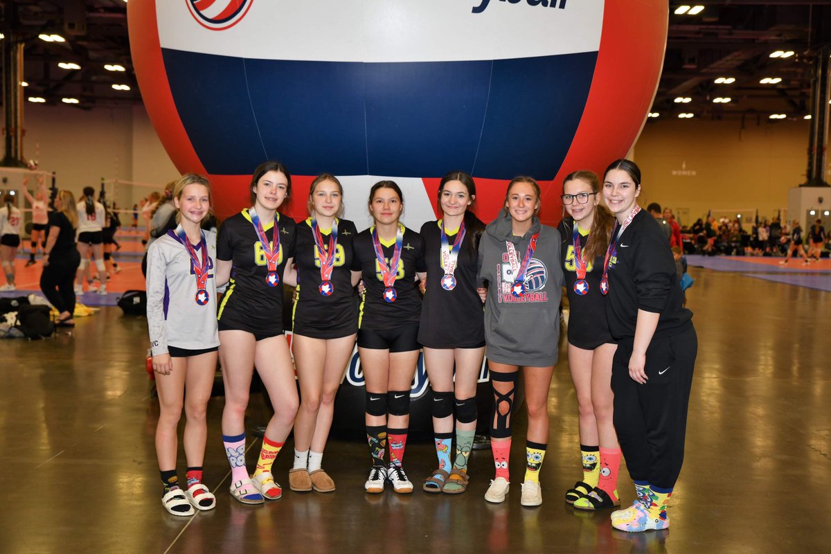DVC_Defiance's tweet image. 14 Volt placed third in their bracket at OVRs 💜🏐

“I am so happy to see how each of my girls grew individually, as teammates, and as friends. It was my honor to be their coach and I’m going to miss each one of them.” - Coach Maile 🥹