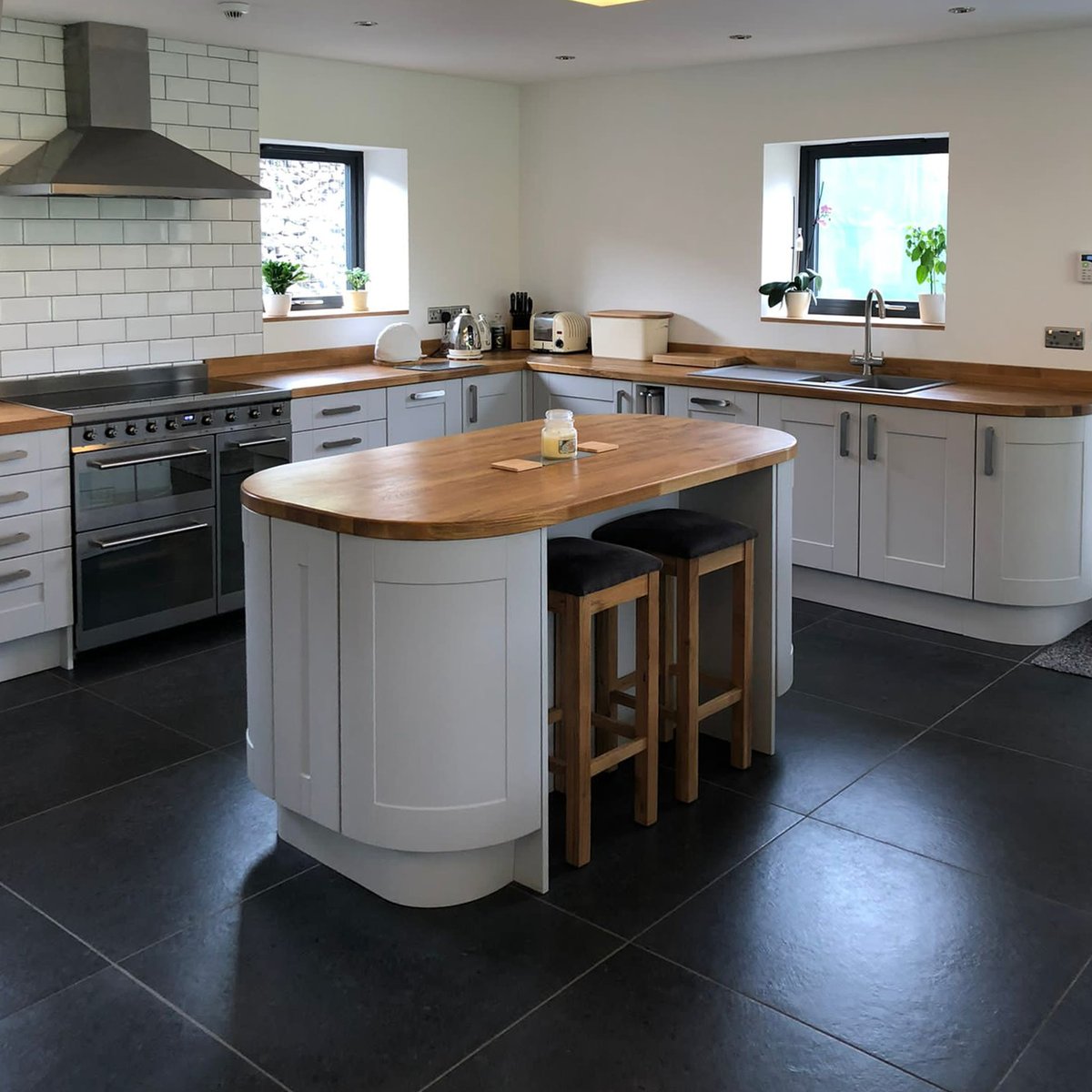 AvantiKB's tweet image. Newly installed by Avanti, this stunning farmhouse-style kitchen/utility is finished off with solid oak worktops

FREE design appointment: avantikb.co.uk

SALE NOW ON +
Buy now - PAY NEXT YEAR*

#kitchen 
#modernkitchen
#caple #bosch

*Conditions: avantikb.co.uk/finance/
