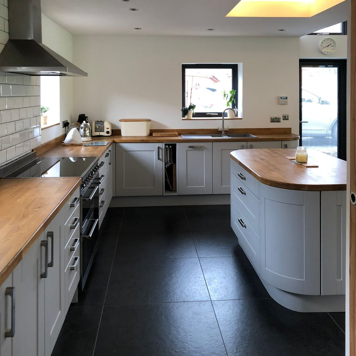 AvantiKB's tweet image. Newly installed by Avanti, this stunning farmhouse-style kitchen/utility is finished off with solid oak worktops

FREE design appointment: avantikb.co.uk

SALE NOW ON +
Buy now - PAY NEXT YEAR*

#kitchen 
#modernkitchen
#caple #bosch

*Conditions: avantikb.co.uk/finance/