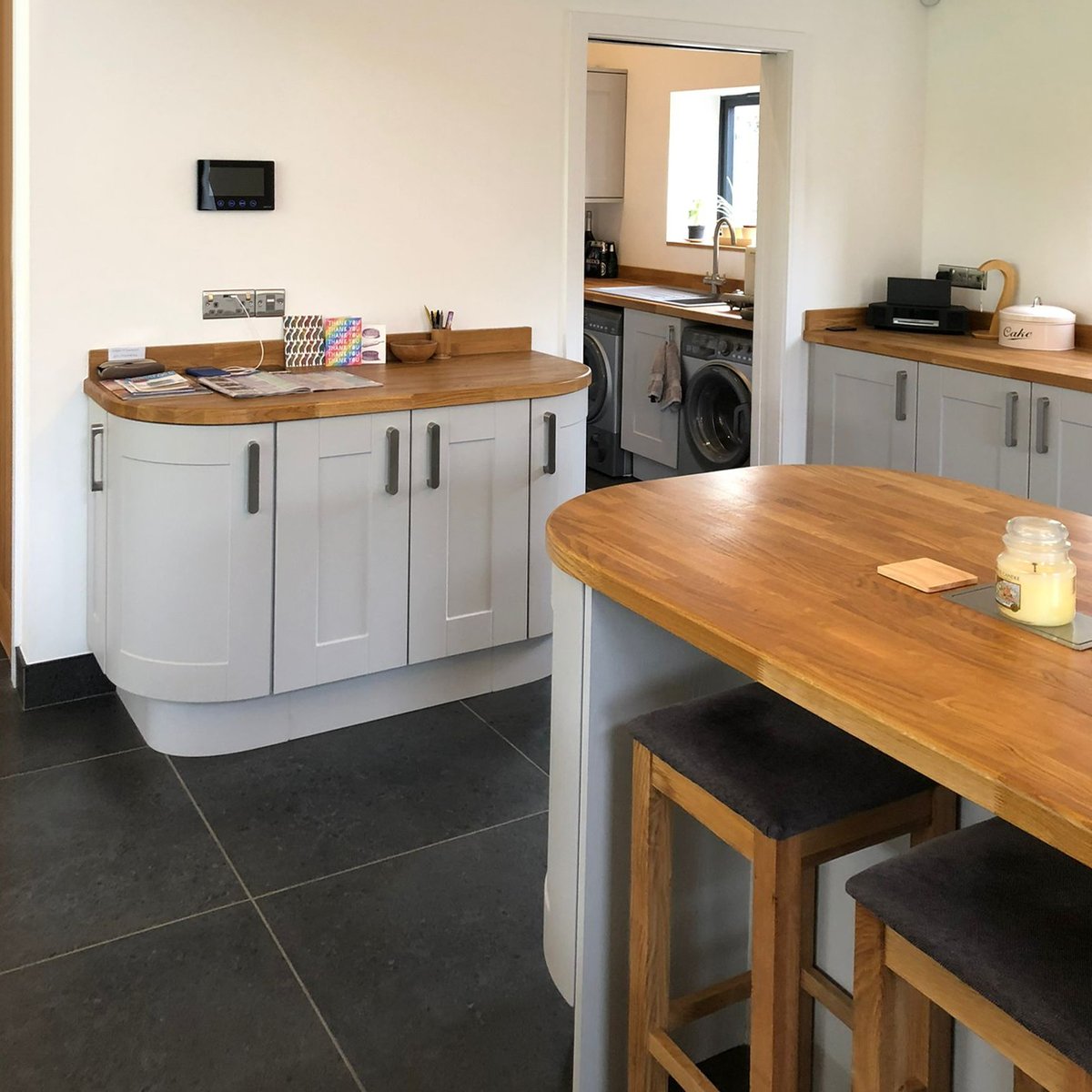 AvantiKB's tweet image. Newly installed by Avanti, this stunning farmhouse-style kitchen/utility is finished off with solid oak worktops

FREE design appointment: avantikb.co.uk

SALE NOW ON +
Buy now - PAY NEXT YEAR*

#kitchen 
#modernkitchen
#caple #bosch

*Conditions: avantikb.co.uk/finance/