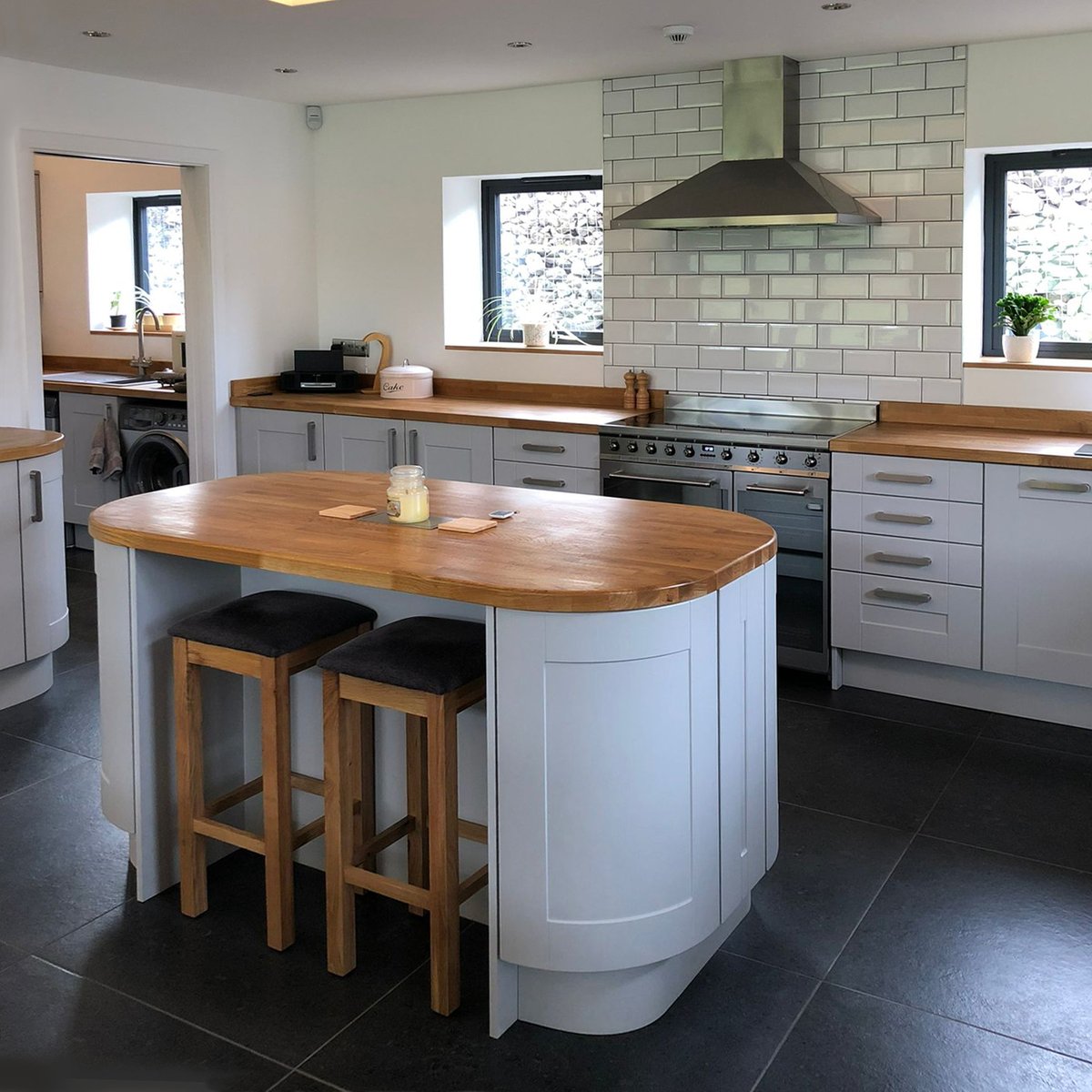 AvantiKB's tweet image. Newly installed by Avanti, this stunning farmhouse-style kitchen/utility is finished off with solid oak worktops

FREE design appointment: avantikb.co.uk

SALE NOW ON +
Buy now - PAY NEXT YEAR*

#kitchen 
#modernkitchen
#caple #bosch

*Conditions: avantikb.co.uk/finance/