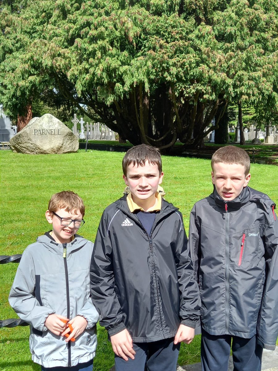 siologaStCon's tweet photo. Visit to Glasnevin Cemetery, Ireland’s largest burial place. Many of the iconic figures from Irish history are buried there: Daniel O'Connell, Michael Collins, Eamon de Valera, and Countess Markievicz to name just a few. @ConlethSt https://t.co/wfj4uHgcKO