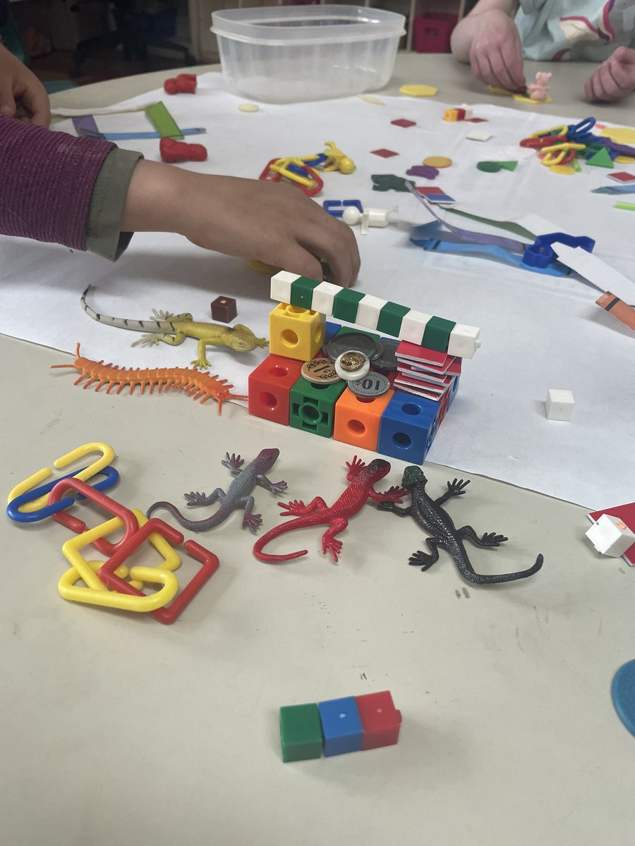 Atelier de contes! Si vous n’avez jamais essayé maintenant c’est le temps! <a href="/stcatschool/">École St Catherines</a> les histoires que les enfants créent et discutent à l’orale est incroyable. Des étudiants qui ne sont pas toujours engagé seront, je vous promet! 🌈 <a href="/HRCE_NS/">Halifax Regional Centre for Education</a> @HrceLiteracy @HRCE_FSL