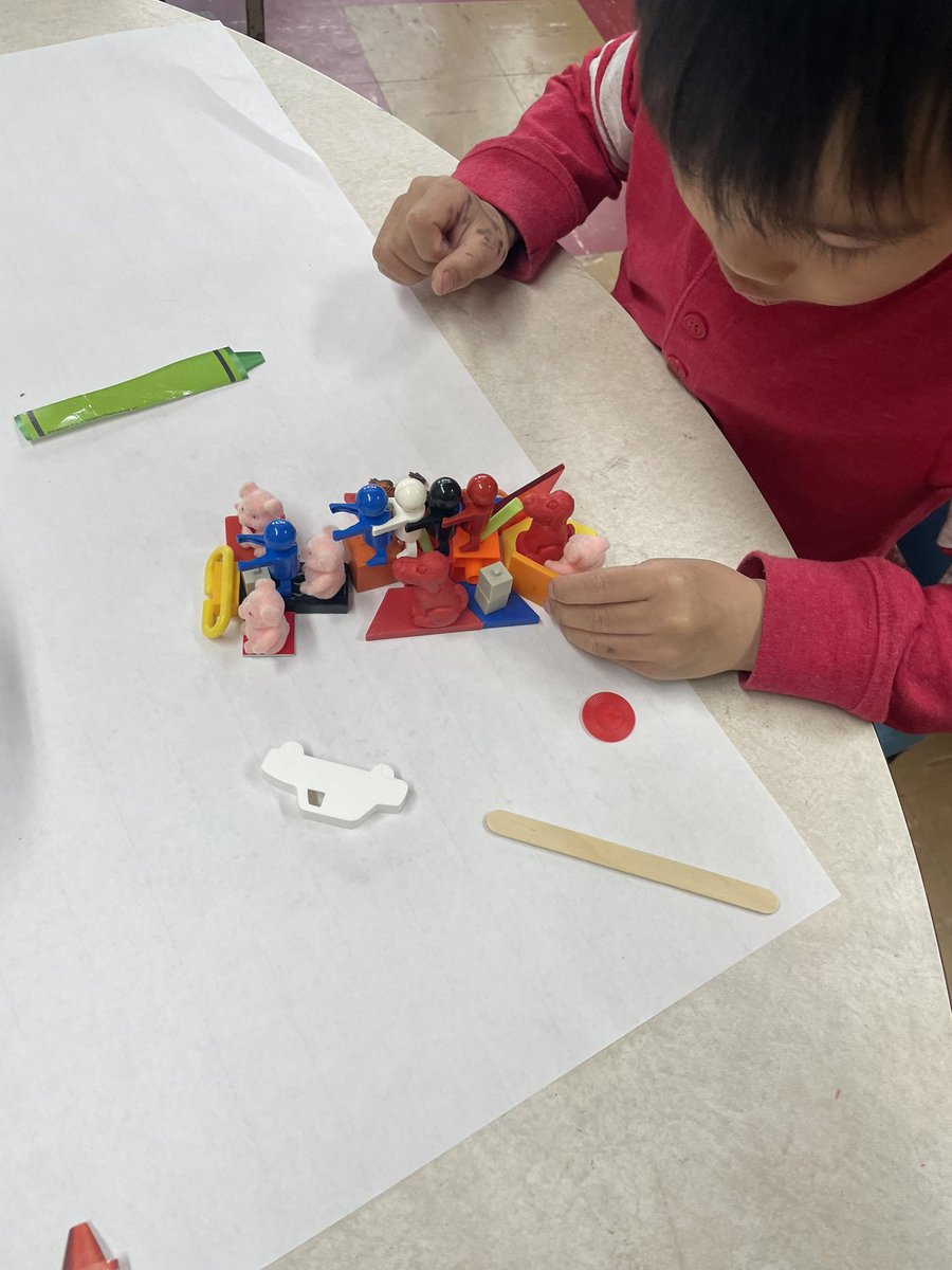 LindalSarah's tweet photo. Atelier de contes! Si vous n’avez jamais essayé maintenant c’est le temps! @stcatschool les histoires que les enfants créent et discutent à l’orale est incroyable. Des étudiants qui ne sont pas toujours engagé seront, je vous promet! 🌈 @HRCE_NS @HrceLiteracy @HRCE_FSL https://t.co/4NfNgyURuj