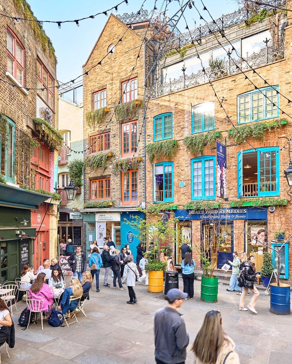 Explore London's hidden gems with a Savoy staycation.   Just a short stroll away, nestled within Covent Garden, Neal's Yard is full to the brim of breakfast spots, chic coffee shops, and independent brands, all decorated in vibrant colours. 🛍️  📸 - <a href="/CoventGardenLDN/">Covent Garden</a>