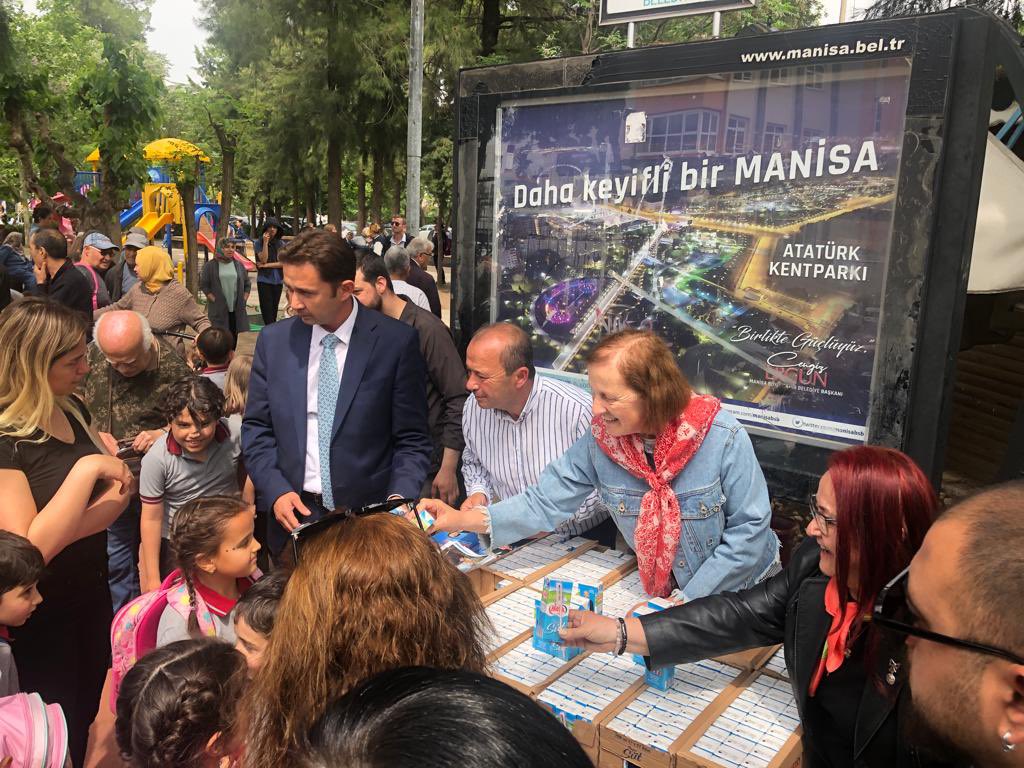 SelmaKavaf's tweet photo. Ahmet Tütüncüoğlu İlkokulunda öğrencilerimize süt dağıtımı gerçekleştirdik. 

#Sanasöz her öğrenciye öğle yemeği, su ve süt ücretsiz olacak… https://t.co/7phrajapzV
